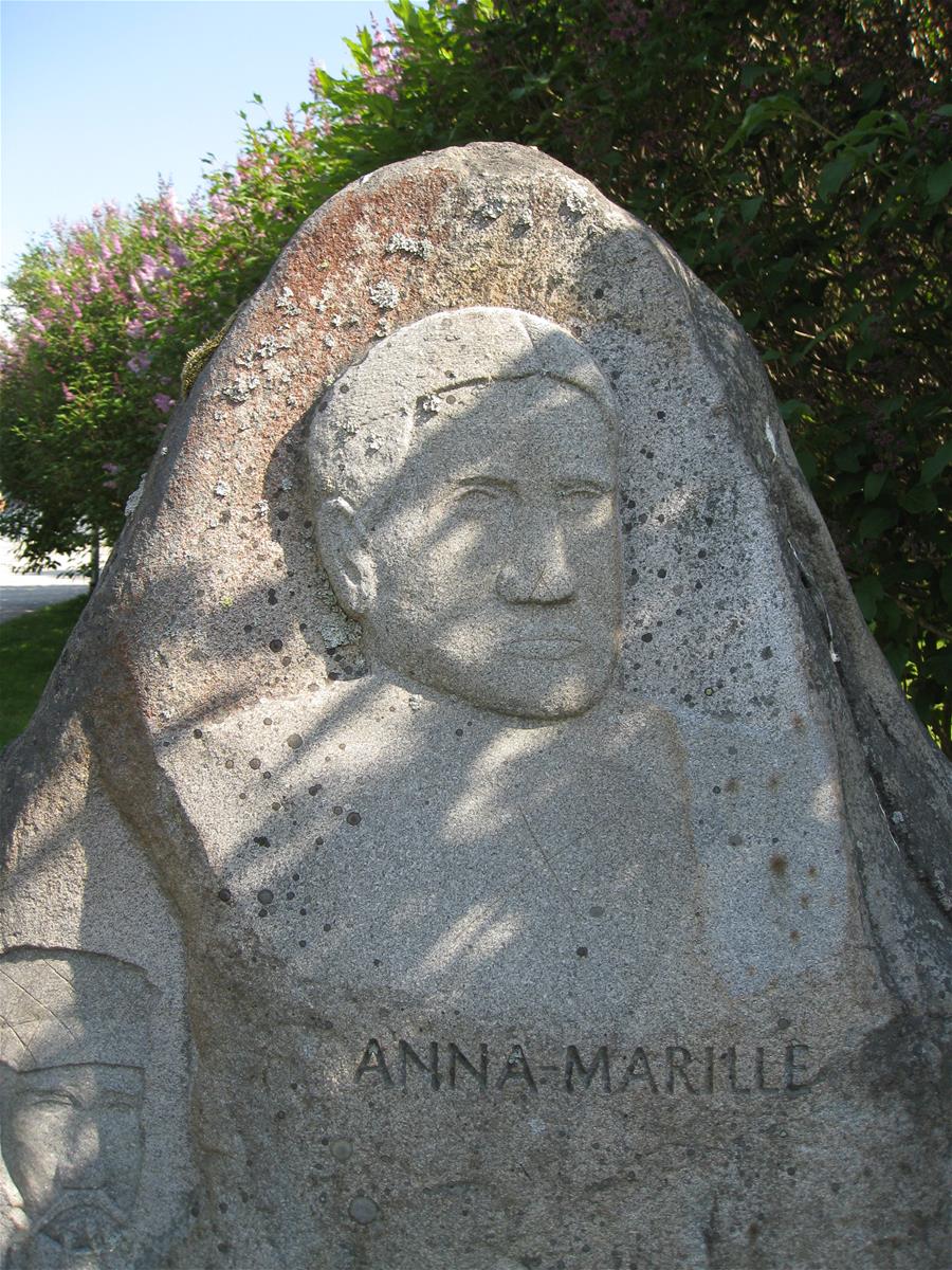 Kivessä on kohokuviona Naisen rintakuva ja teksti "Anna-Marille". 