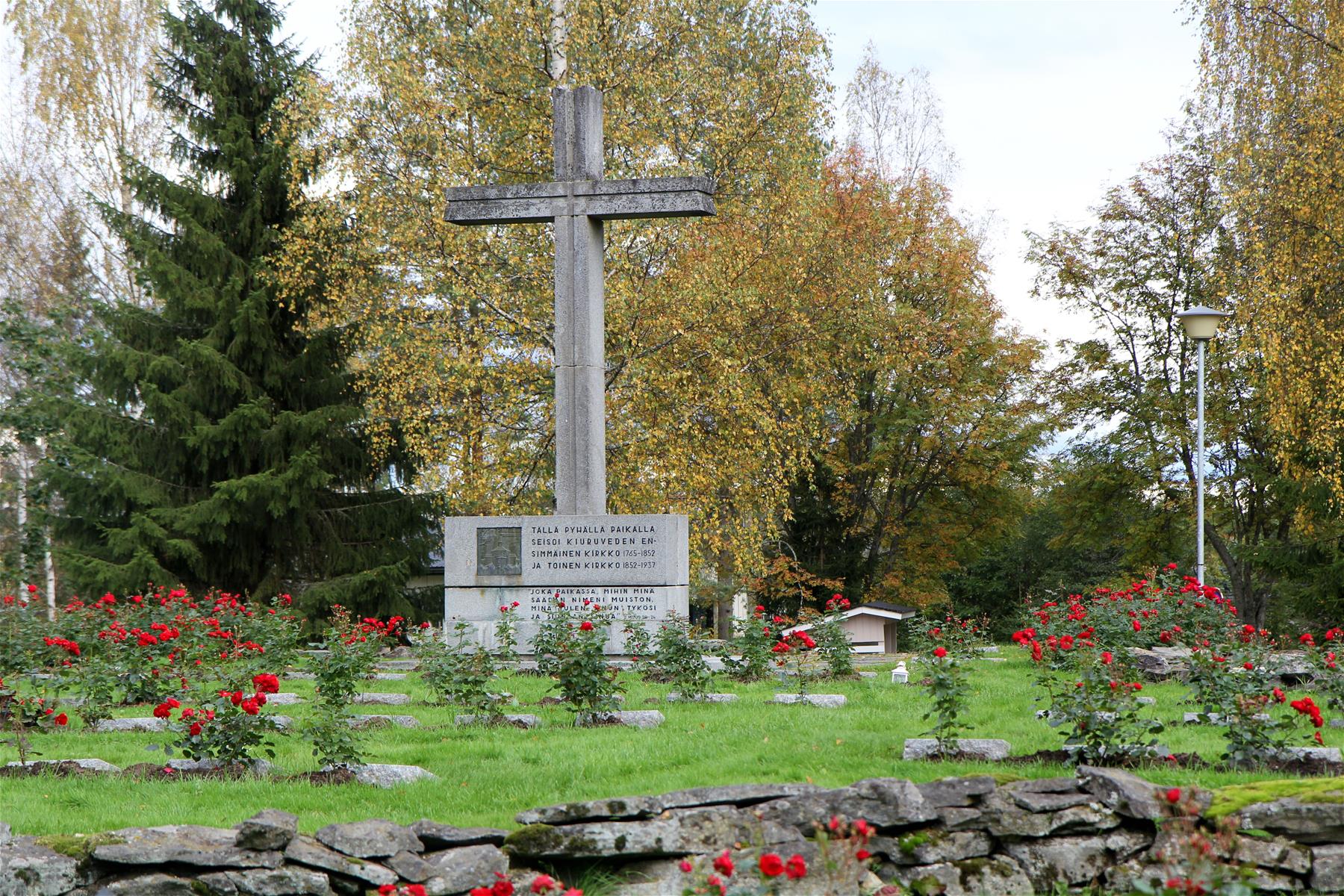 Haustausmaan reunalla sijaitseva suuri ristinmuotoinen kivipatsas.